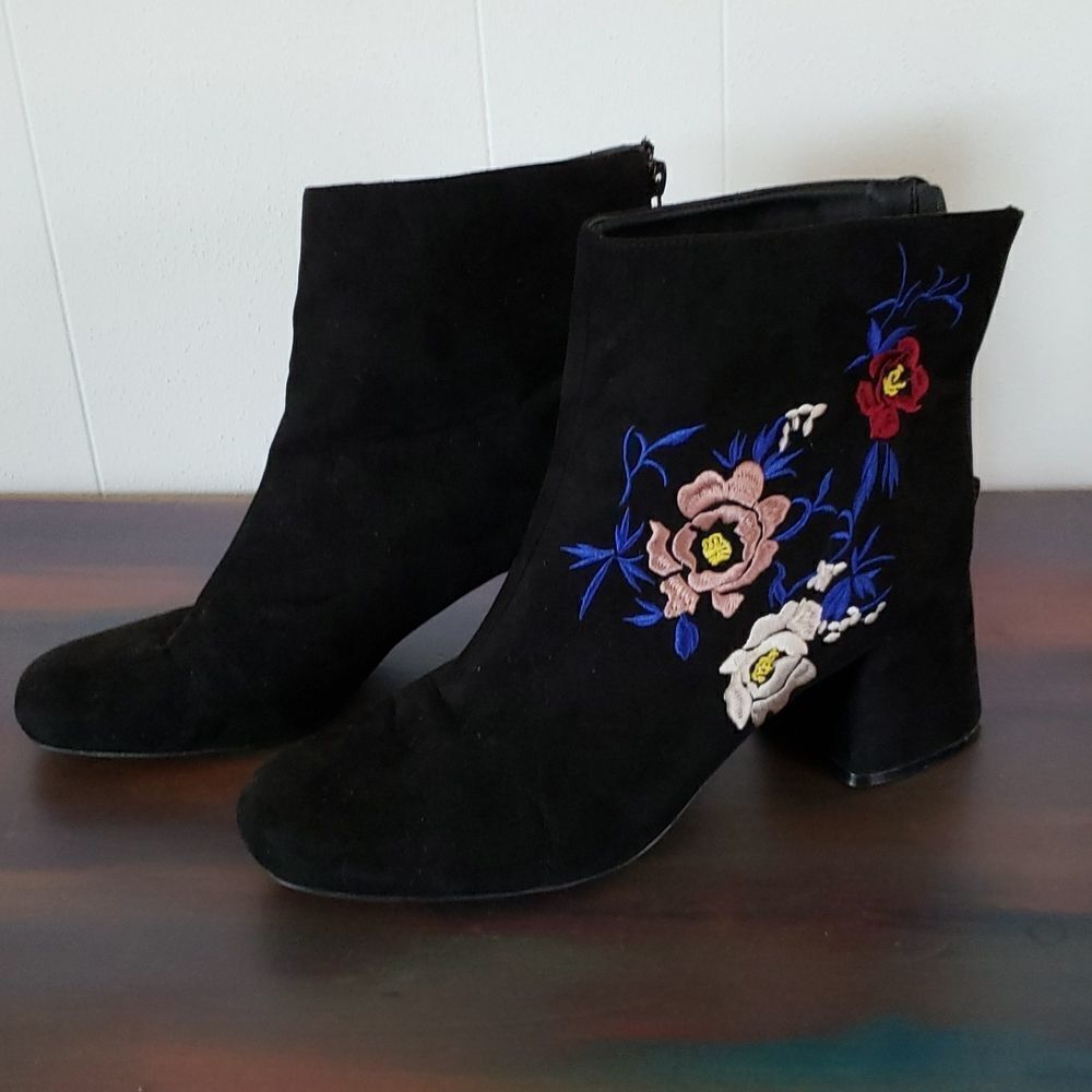 EUC Black Suede Qupid Boots with Colorful Embroidered Floral Design Sz 9